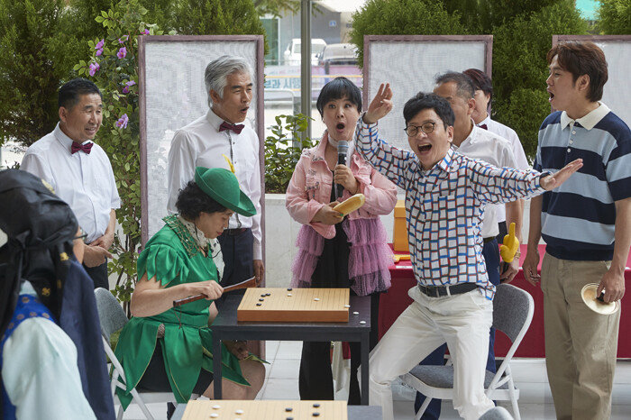 코미디언 지영옥, 배영만, 김창준, 정승환 씨 등이 시니어들과 함께 이벤트 알까기 경기를 진행하는 모습. 이들은 국자, 효자손 등 기상천외한 도구를 이용해 알까기를 펼쳐 관람객의 웃음을 자아냈다. [홍중식]