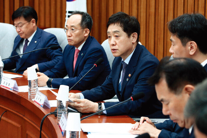 김주현 금융위원회 위원장(왼쪽에서 세 번째)이 6월 13일 서울 여의도 국회에서 ‘시장질서 확립을 위한 공매도 제도개선 민당정협의회’에 참석해 발언하고 있다. [뉴스1]