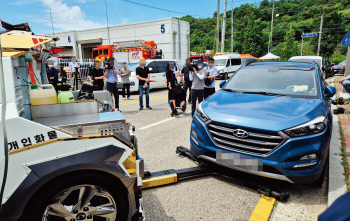 6월 24일 아리셀 공장 화재로 숨진 한 희생자의 자동차가 이튿날 견인되고 있다. [임경진 기자]