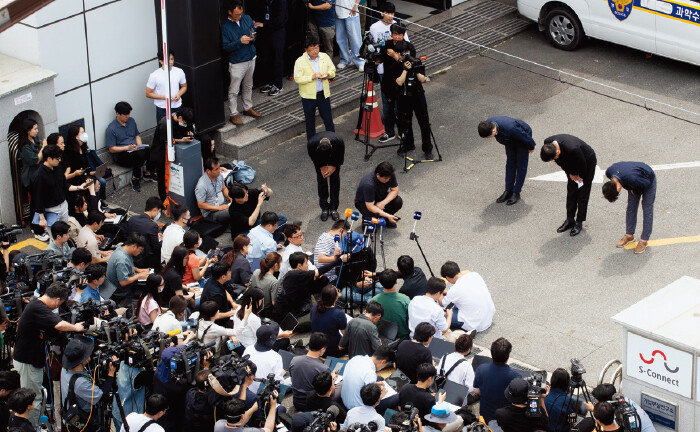 박순관 대표 등 아리셀 관계자들이 6월 25일 공장 앞에서 열린 기자회견에서 고개를 숙이고 있다. [지호영 기자]