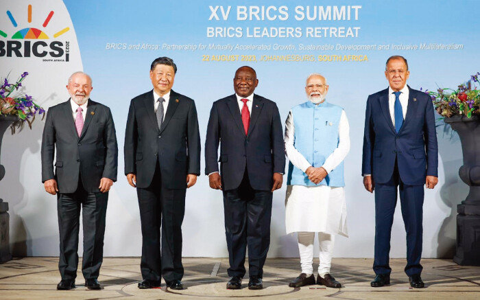 지난해 8월 22일(현지 시간) 아프리카공화국 요하네스버그에서 열린 제15차 브릭스(BRICS) 정상회의에 참석한 각국 정상이 기념 촬영을 하고 있다. 왼쪽부터 루이스 이나시우 룰라 다시우바 브라질 대통령, 
시진핑 중국 국가주석, 시릴 라마포사 남아공 대통령, 나렌드라 모디 인도 총리, 세르게이 라브로프 러시아 외무장관. [남아공 대통령실 제공]