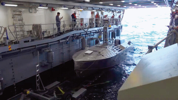 7월 12일(현지 시간) 미국 하와이 인근 바다에서 비궁을 탑재한 미국 무인수상정(CUSV)이 한국 해군 상륙함인 천자봉함을 빠져나가고 있다. [국방홍보원 제공]