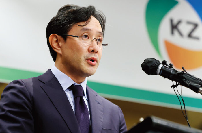 최윤범 고려아연 회장이 10월 2일 서울 용산구 그랜드하얏트에서 열린 기자회견에서 발언하고 있다. [뉴스1]