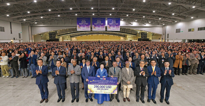 인천 송도컨벤시아에서 열린 제22회 새생명 사랑의 콘서트에 주한 외국 대사를 비롯한 각계각층 인사가 참석한 가운데 위러브유가 해외 기후재난 피해국과 국내 복지소외가정 등에 29만 달러(4억600만 원)를 지원했다. [국제위러브유운동본부 제공]