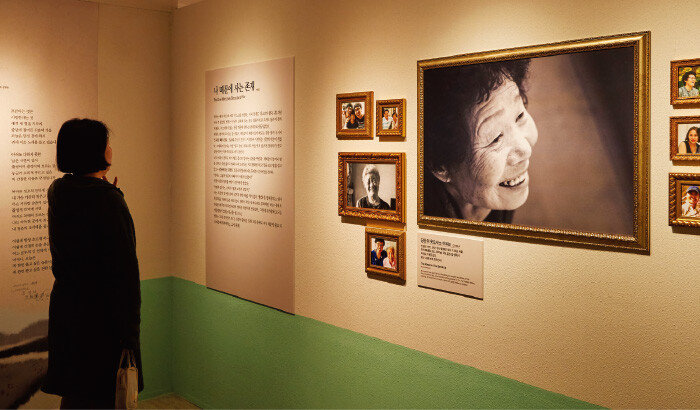 주름이 깊이 패인 어머니의 환한 미소가 보는 이들에게 뭉클한 감동을 선사한다. [홍중식 기자]