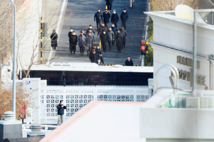 1월 3일 오후 고위공직자범죄수사처 관계자들이 윤석열 대통령에 대한 체포영장 집행을 중지한 뒤 철수하고 있다. [뉴스1]