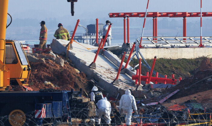 1월 2일 전남 무안국제공항 제주항공 참사 현장에서 합동조사단 관계자들이 로컬라이저가 놓인 콘크리트 둔덕에서 사고 관련 조사를 하고 있다. [동아DB]