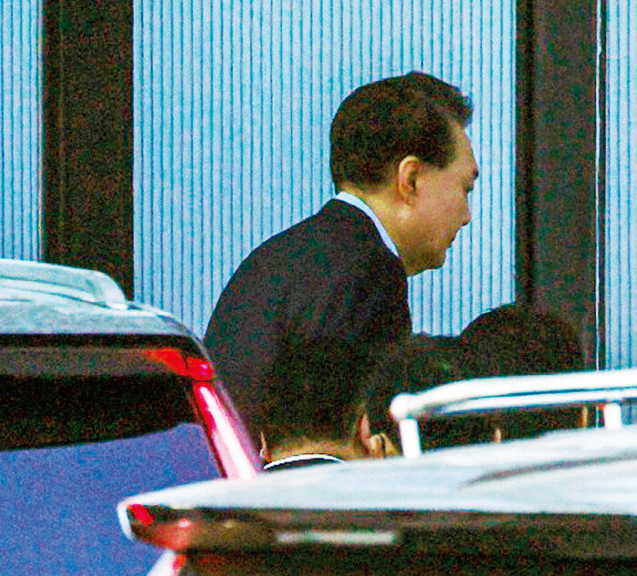 내란 수괴(우두머리) 혐의로 체포된 윤석열 대통령이 1월 15일 오전 경기 과천고위공직자범죄수사처에 도착해 조사실로 향하고 있다. [동아 DB]