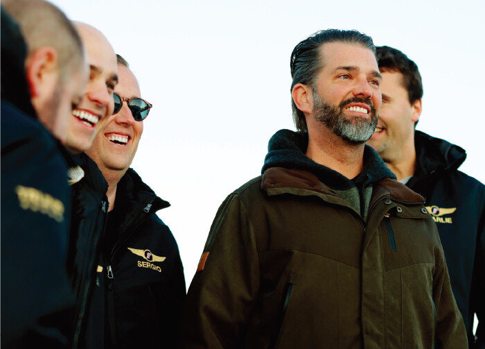 1월 7일(현지 시간) 도널드 트럼프 미국 대통령 당선인의 장남 도널드 트럼프 주니어(오른쪽)가 그린란드 누크에 도착했다. [AP 뉴시스]