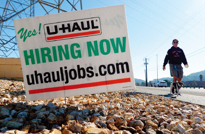시장 예상보다 미국 고용시장이 양호한 가운데 한 회사가 내건 구인 광고. [GettyImages]