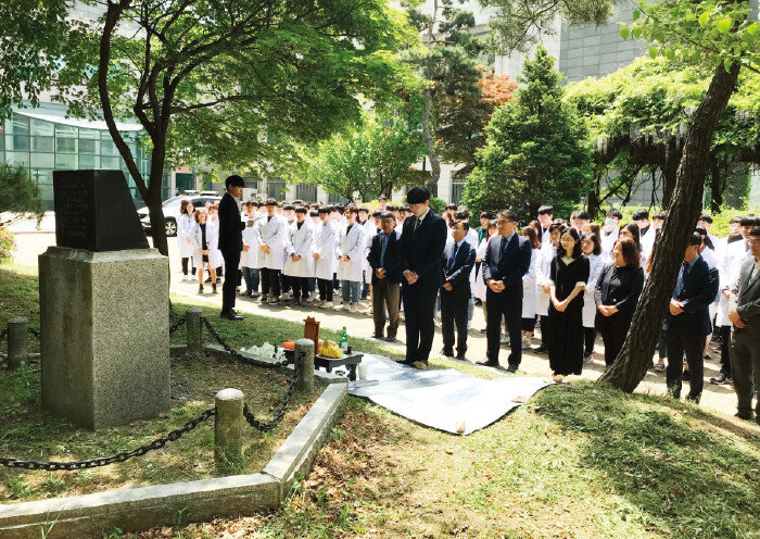 서울대 수의과대학 수혼비(獸魂碑) 앞에서 전체 교수와 학생이 참여한 가운데 수혼제(獸魂祭)가 진행되고 있다. [이학범 제공]