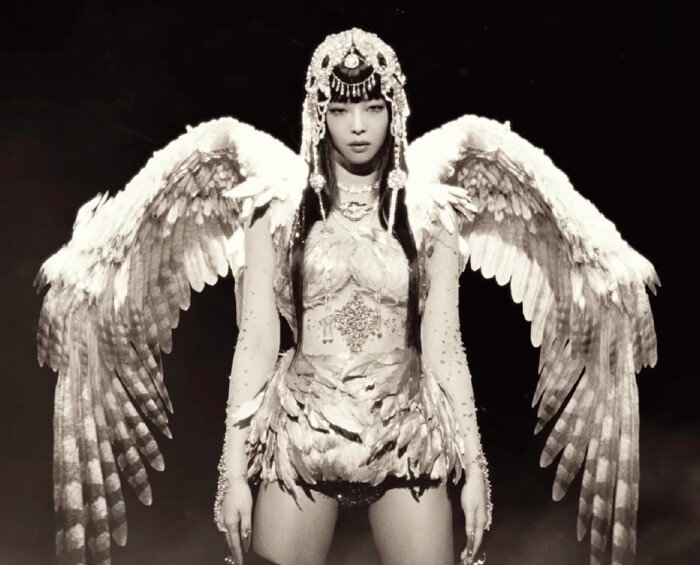 블랙핑크 제니가 1월 25일 공개한 ‘젠(ZEN)’ 뮤직비디오 속 한 장면. 빠른 비트의 연타에 맞춰 다채롭게 변화하는 제니의 매력이 돋보인다. [유튜브 JENNIE 채널 캡처]