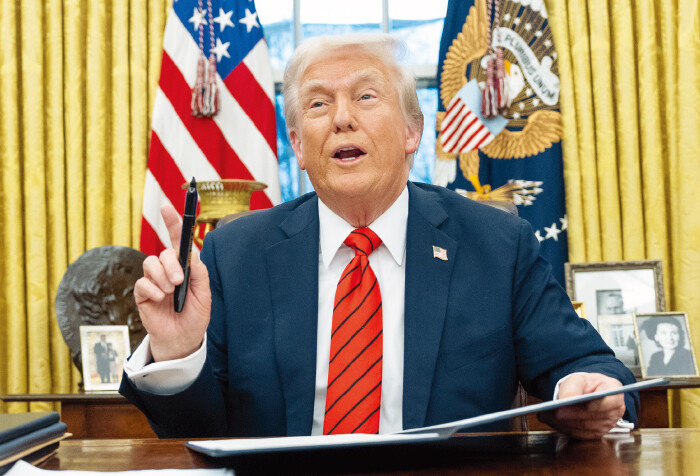 도널드 트럼프 미국 대통령이 2월 10일 (현지 시간) 수입 철강에 25% 관세를 부과한다는 방침을 밝혔다. [뉴시스]