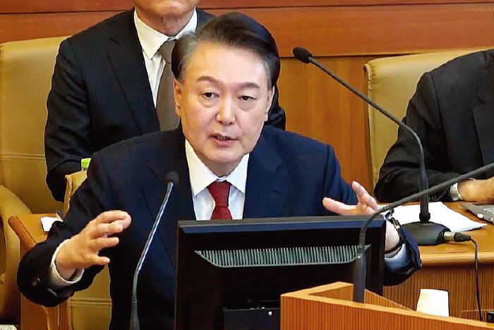 윤석열 대통령이 2월 11일 서울 종로구 헌법재판소에서 열린 탄핵심판 7차 변론에 출석해 발언하고 있다. [뉴스1]