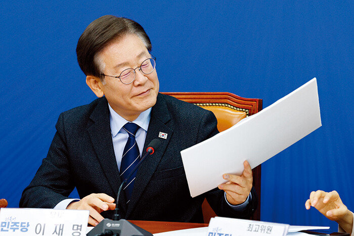 더불어민주당 이재명 대표가 지난해 6월 10일 서울 여의도 국회에서 김성태 전 쌍방울 회장과 관련된 자료를 보고 있다. 이 대표 측은 검찰이 서울중앙지법이 아닌 수원지법에 관련 사건을 기소한 데 대해 반발했다. [뉴스1]