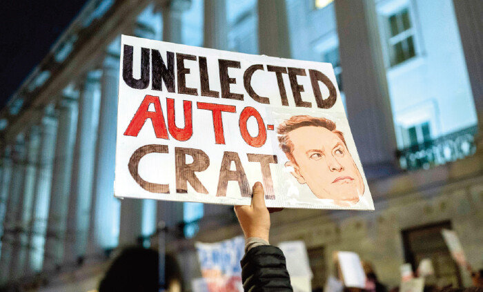 미국 워싱턴DC 재무부 앞에서 열린 일론 머스크 반대 집회에 등장한 팻말에 ‘선출되지 않은 독재자’라는 문구가 적혀 있다. [뉴시스]