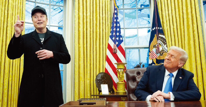 일론 머스크 테슬라 최고경영자(왼쪽)가 2월 11일 미국 백악관 대통령 집무실에서 도널드 트럼프 대통령이 지켜보는 가운데 언론 브리핑을 하고 있다. [뉴시스]