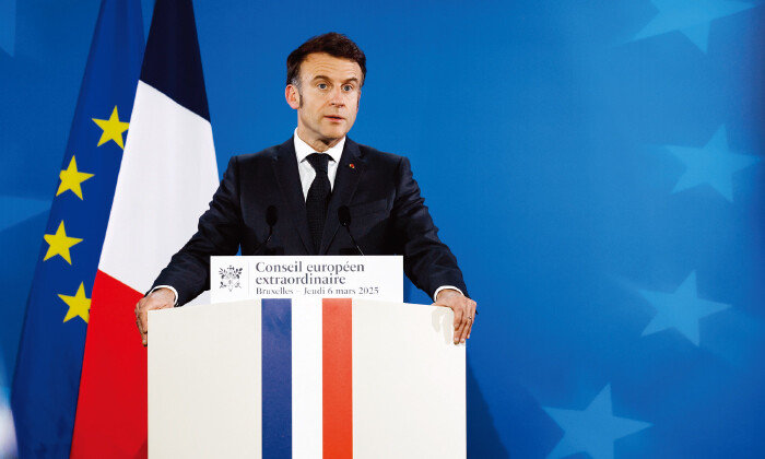에마뉘엘 마크롱 프랑스 대통령이 3월 6일(현지 시간) 열린 유럽연합(EU) 정상 회의에서 기자회견을 하고 있다. [뉴시스]