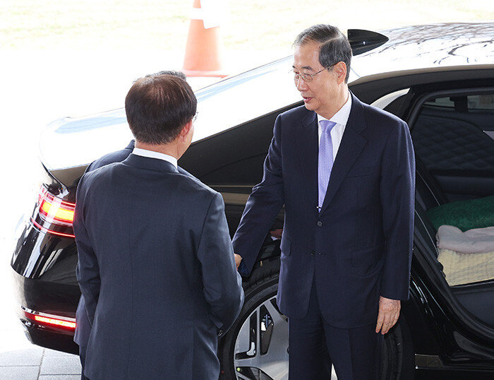 한덕수 대통령 권한대행 국무총리가 탄핵심판이 기각된 3월 24일 오전 서울 종로구 정부서울청사로 들어서고 있다. [뉴시스]
