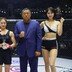 로드FC 정민지에게 승리 기념 트로피 시상하는 김종대 강원특별자치도MMA총협회 회장
