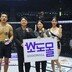 로드FC 조승기에게 승리 기념 트로피 시상하는 이도-김지혜 소도몰 대리