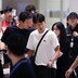 [SD 인천 라이브] 새벽에도 손흥민 귀국길 찾은 1백여 축구 팬들은 응원과 위로를 건넸다…야유와 욕설로 덮인 홍 전 감독 귀국길과 대조 이뤄