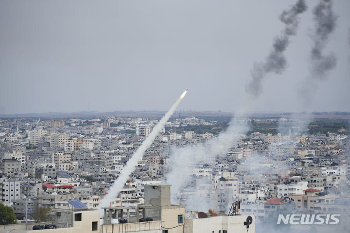 Casualties in the Israel-Hamas war soar… 250 people in Israel and 232 in Gaza died. Casualties in the Israel-Hamas war soar… 250 people in Israel and 232 in Gaza died.