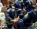 하늘색 넥타이 맨 尹, 본회의장 돌며 민주-정의당 의원들과 악수