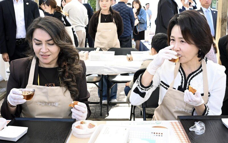공개 행보 늘리는 김혜경 여사 “공동체 정신 담긴 한식, 세계인 밥상으로”