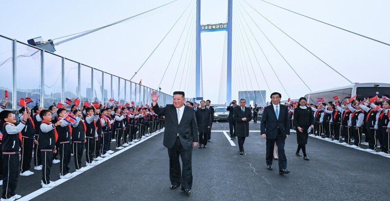 APEC 3주앞 ‘中 뒷배’ 과시한 김정은, 대미협상 몸값 높이기