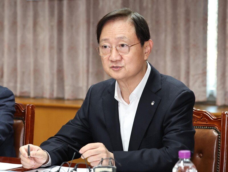 은행지주 이사회의장 모은 이찬진 “자회사 CEO 승계 투명해야”