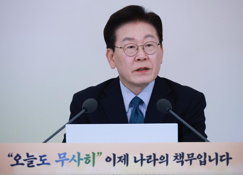李 “대통령 욕하는게 국민스포츠였던 때 떠올라” 직접 여론전