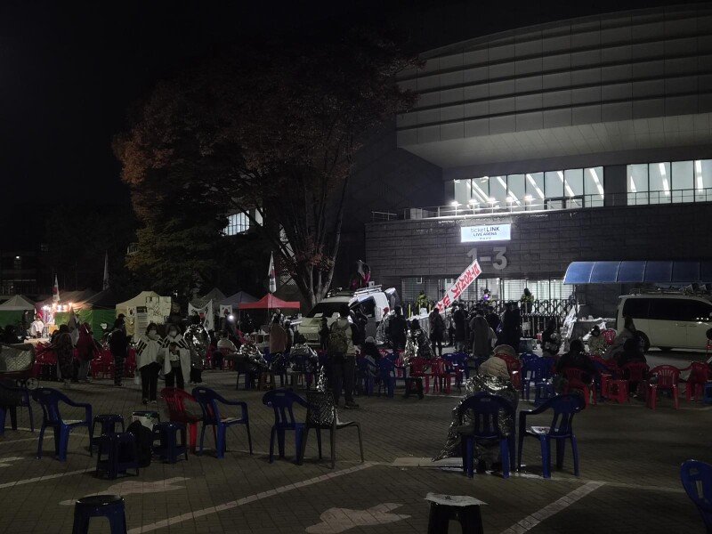 특검 투표지 검증 끝났지만…투표함 이송 둘러싸고 밤샘 대치