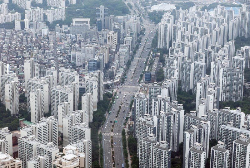 서울 아파트값 90주 연속 상승…강남 3구 하락, 성북-종로 올라
