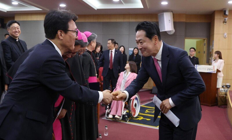 장동혁 “하나님께 물었더니 민주당 기다리라고”…빵 터진 與野