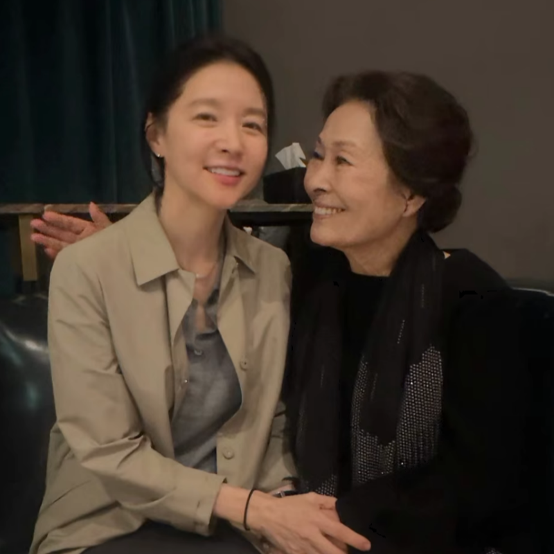 85세 김혜자, 건강이상설에 걱정 쏟아졌는데…이영애 옆에서 활짝