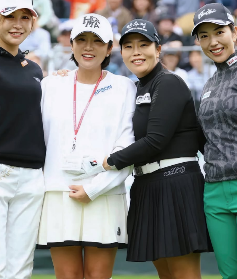 ‘김태희 올케’ 이보미, 임신 발표 전부터 티 났네…안선주가 배에 손 얹고 활짝