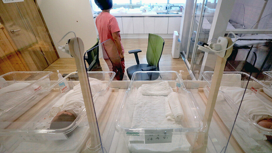 ‘22년째 저출생’ 한국이 묻는다 “1억 드리면 아이 낳으시겠습니까” [복지의 조건]
