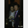 20일 오전 1시 반경 의원총회에 참여했던 새정치민주연합 의원들이 피곤한 모습으로 예결위장을 나오고 있다. 김현미 세월호 특위 간사의 모습.