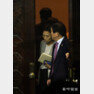 20일 오전 1시 반경 의원총회에 참여했던 새정치민주연합 의원들이 피곤한 모습으로 예결위장을 나오고 있다. 김현미 세월호 특위 간사의 모습.