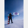 지 어드벤처스의 여행프로그램으로 남극을 여행중에 남극점에 선 브루스 푼 팁의 모습. 그가 든 깃발의 그림은 지 어드벤처스의 엠블럼이다. 지 어드벤처스 제공.