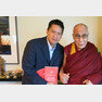 지난해 발간한 자전적 여행기 '루프테일'을 들고 달라이라마와 함께 촬영한 기념사진. 달라이라마는 처음으로 이 책에 서문을 써 주었다. 지 어드벤처스 제공.