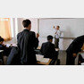 영국 공영방송 BBC가 방영한 북한 평양과학기술대 강의실 모습. 이 학교에서는 외국인 교수 40명과 학생 500명이 100% 영어로 묻고 답하는 식으로 강의를 진행한다. BBC 방송화면 캡처