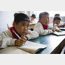 수업을 듣고 있는 북한의 초등학생.