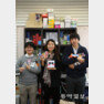 서울 서초구에 있는 ‘부끄럽지 않아요!’ 사무실에서 17일 박진아 씨(가운데)가 동료인 김석중(왼쪽), 성민현 씨와 함께 판매하는 콘돔을 들고 환하게 웃고 있다. 홍진환 기자 jean@donga.com