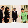 박근혜 대통령은 청와대에서 중국 알리바바 그룹 마윈 회장(가운데)을 접견하고 양국 간 전자상거래와 디지털 콘텐츠 협력에 대해 논의했다. 청와대사진기자단
