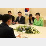 박근혜 대통령이 청와대 무궁화실에서 알리바바 그룹 마윈 회장 일행을 접견하고 있다. 청와대사진기자단