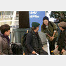 배우 최지우(오른쪽에서 두 번째)가 15일 출국 전 공항에서 출연진과 인사를 나누고 있다. tvN 제공