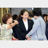 2014년 7·30 재보선에서 당선된 새정치민주연합 권은희(광주 광산구을) 의원이 4일 국회에서 열린 의원총회에 참석해 인사를 나누고 있다.