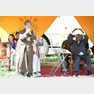 오웅진 신부(왼쪽)의 권유로 무세베니 우간다 대통령이 팔을 머리 위로 올려 꽃동네식 ‘사랑합니다’  인사하고 있다.